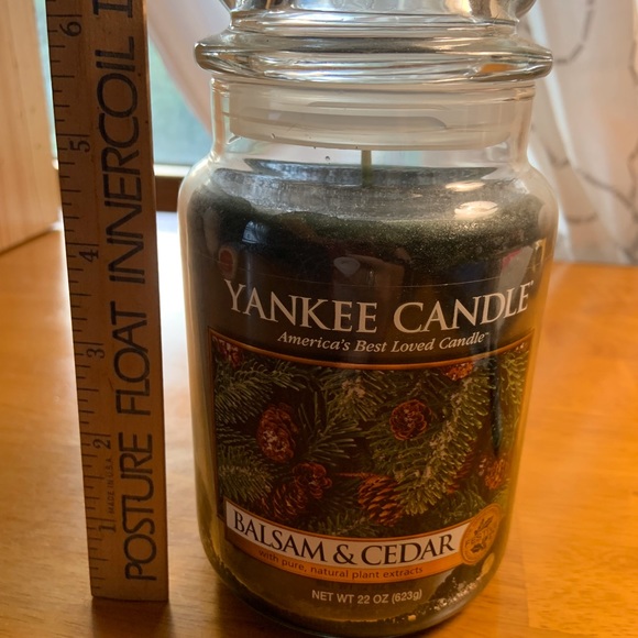NEW Yankee Candle 22 Oz jar candle in Balsam and cedar scent